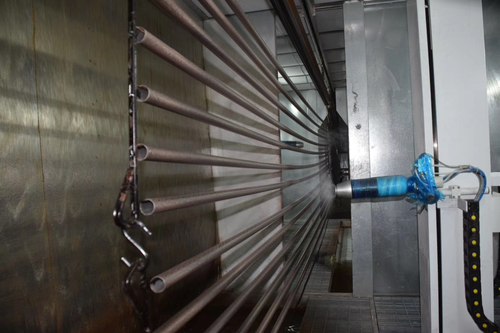 Automatic spraying of guardrail spinning cup gun