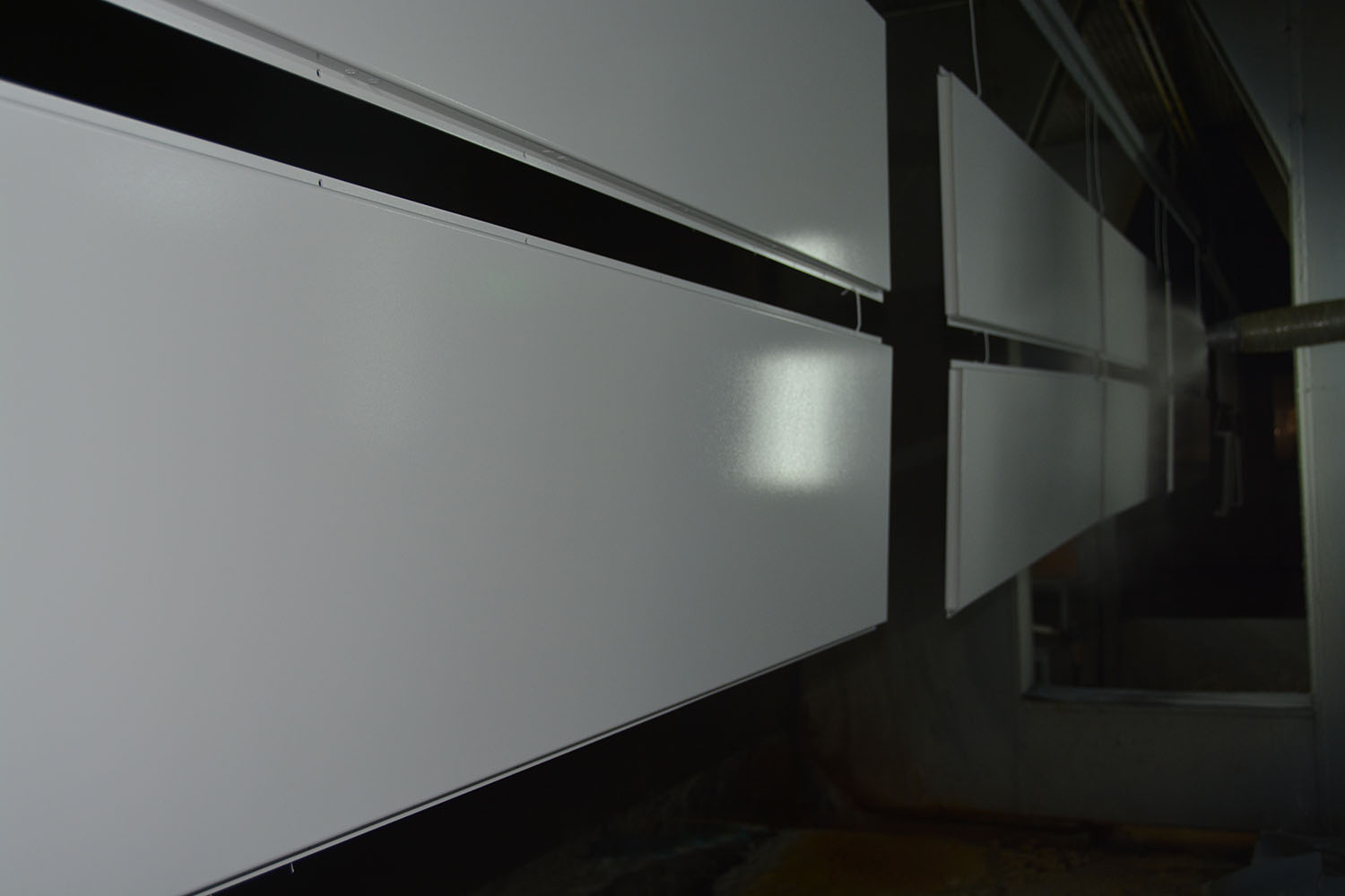 Automatic spraying of aluminum veneer rotary cup gun