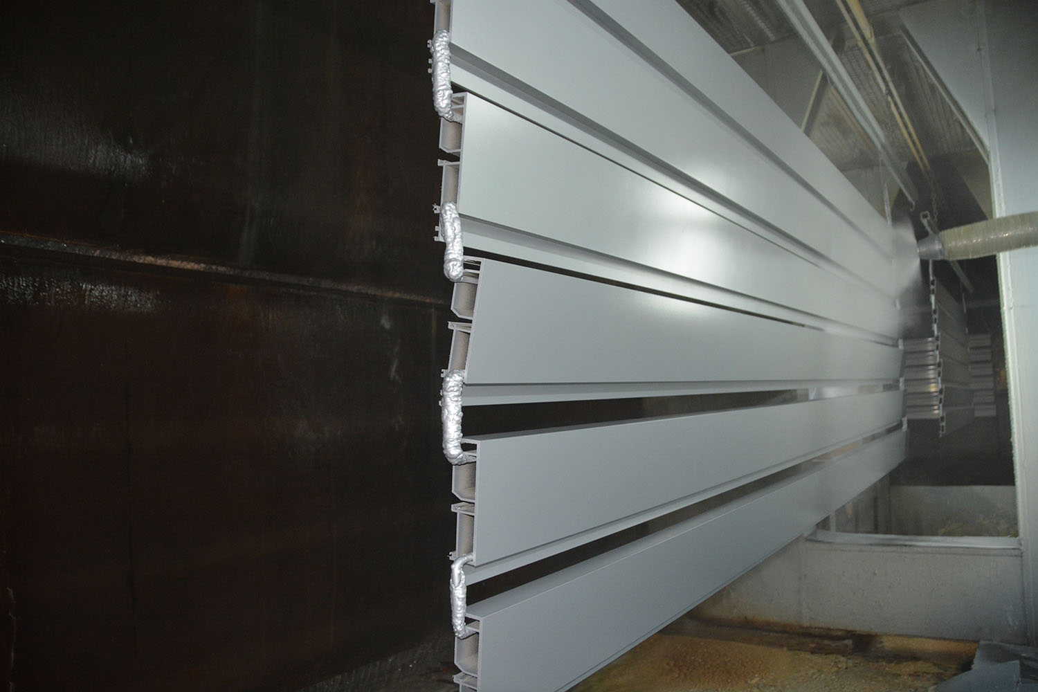 Automatic spraying of aluminum profile spinning cup gun image