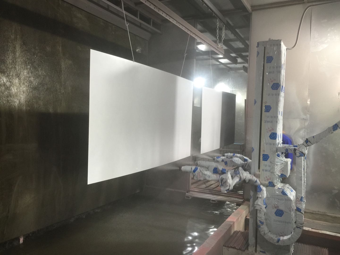 Fluorocarbon electrostatic automatic gun image spraying on aluminum veneer