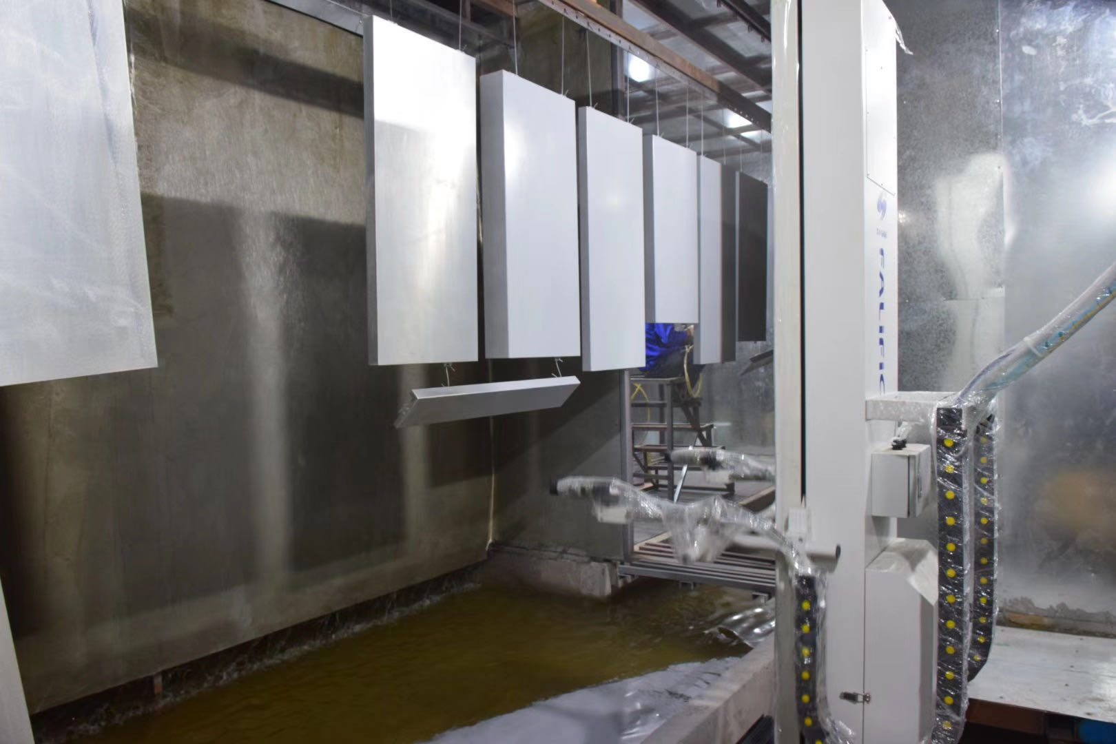 Electrostatic automatic gun image spraying on aluminum curtain wall