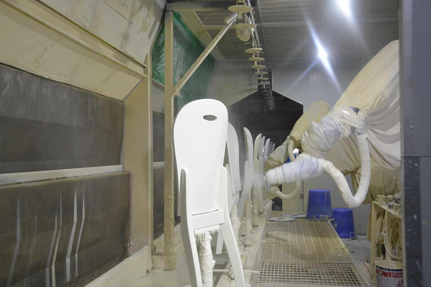 Dinette back robot spin cup spraying